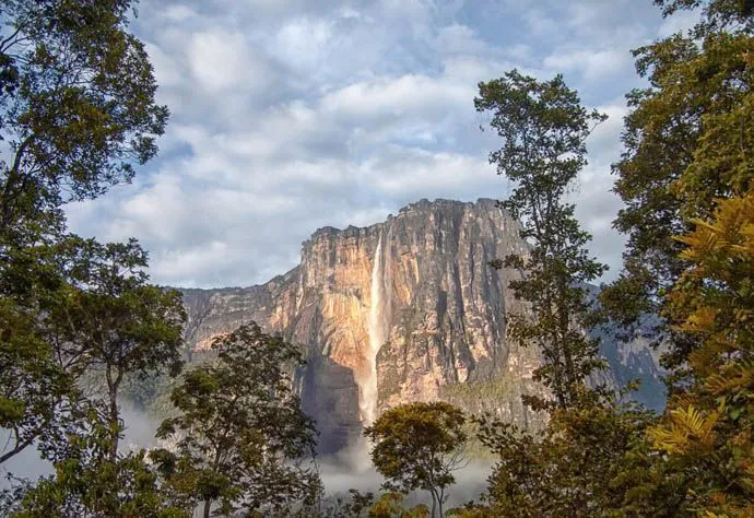 Parque_Nacional_Canaima_Salto_Angel.jpg