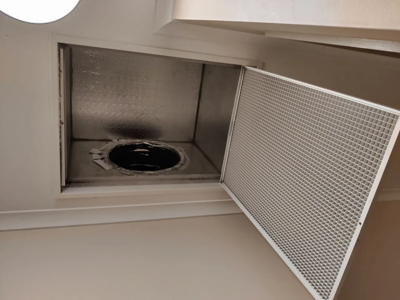 Cleaning the Air-conditioning Filters... .jpg