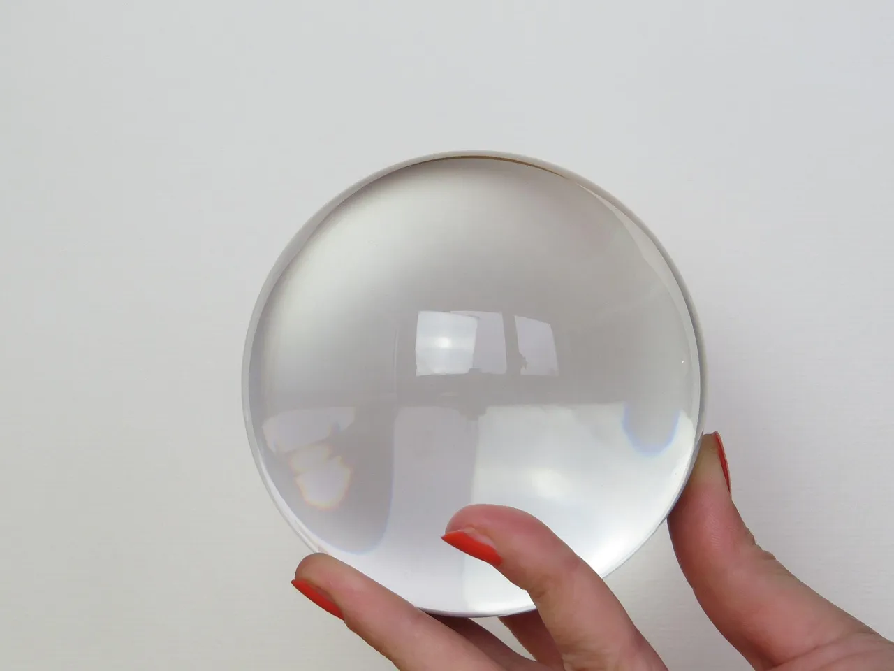 glass-sphere-684902_1280.jpg