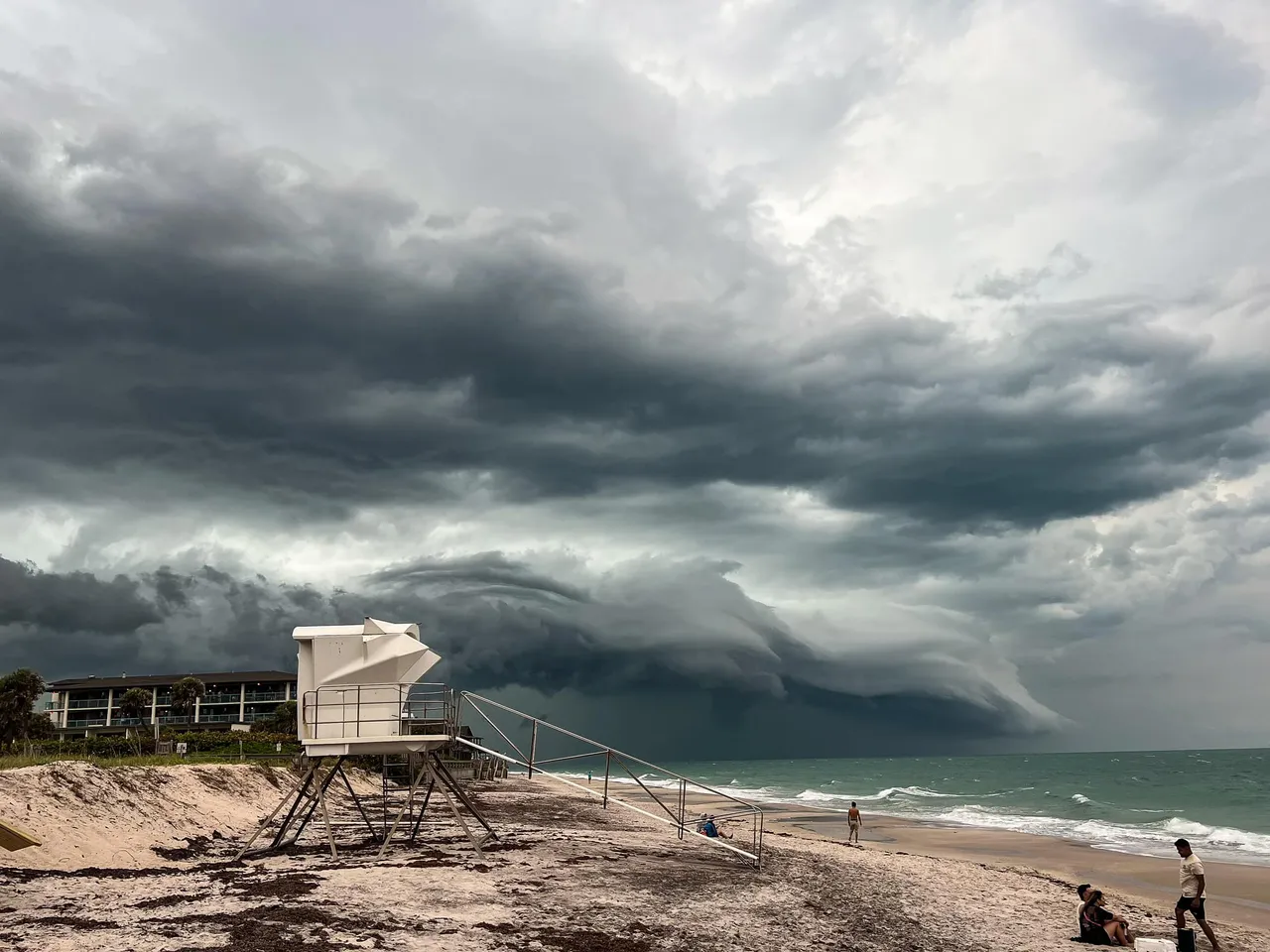 storm 4-16 -23 tornado Inlet pic in Vero.jpg