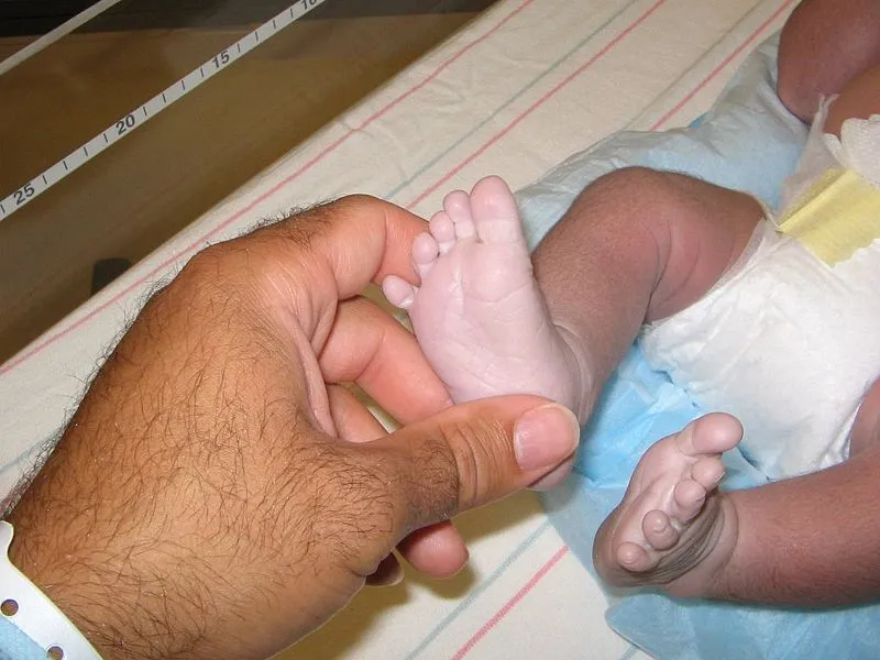 800px-Foot_of_newborn_baby.jpg