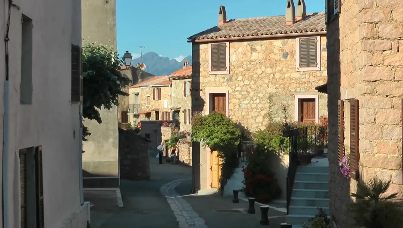 16.-Córcega-(Piana)-casas-de-piedra.png