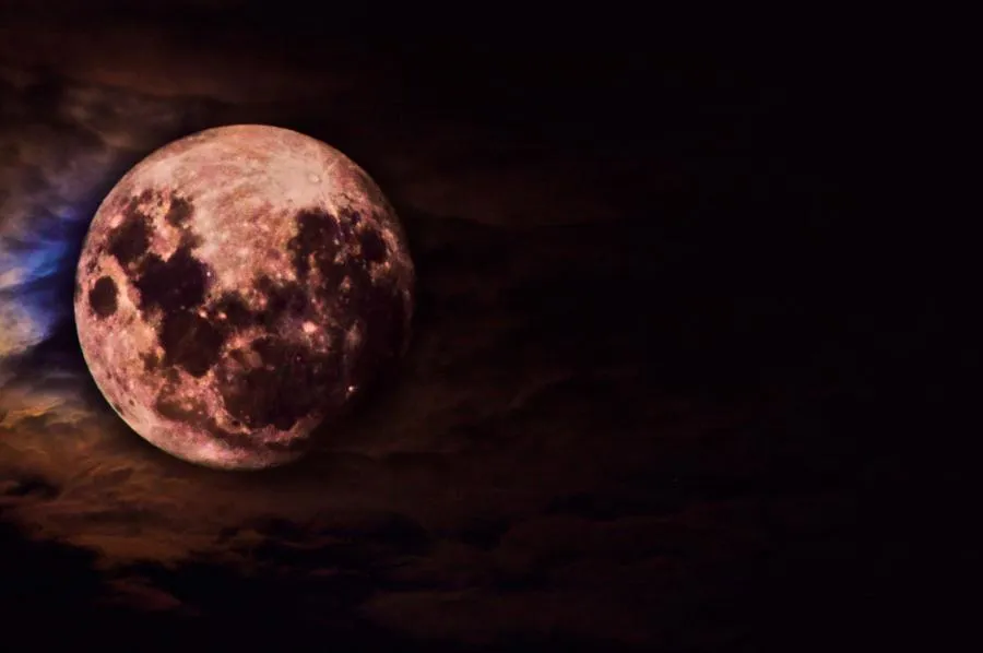 red_red_moon_by_ch3rlie_d1f8aac-fullview.jpg