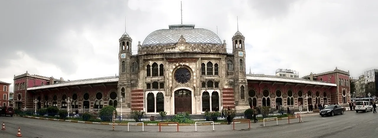 Bahnhofsfront-Istanbul-Sirkeci_retouched.jpg