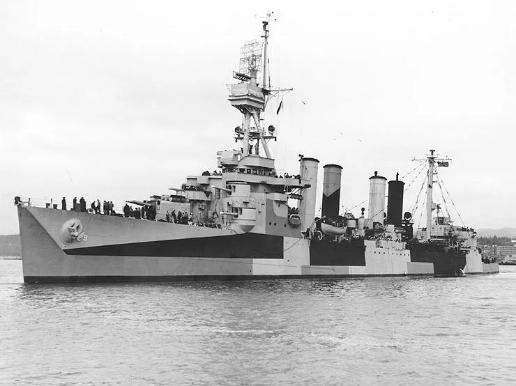 USS_Richmond_(CL-9)_port_side_June_1944.jpg