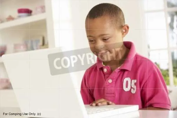 Niño con síndrome de Down y computadora