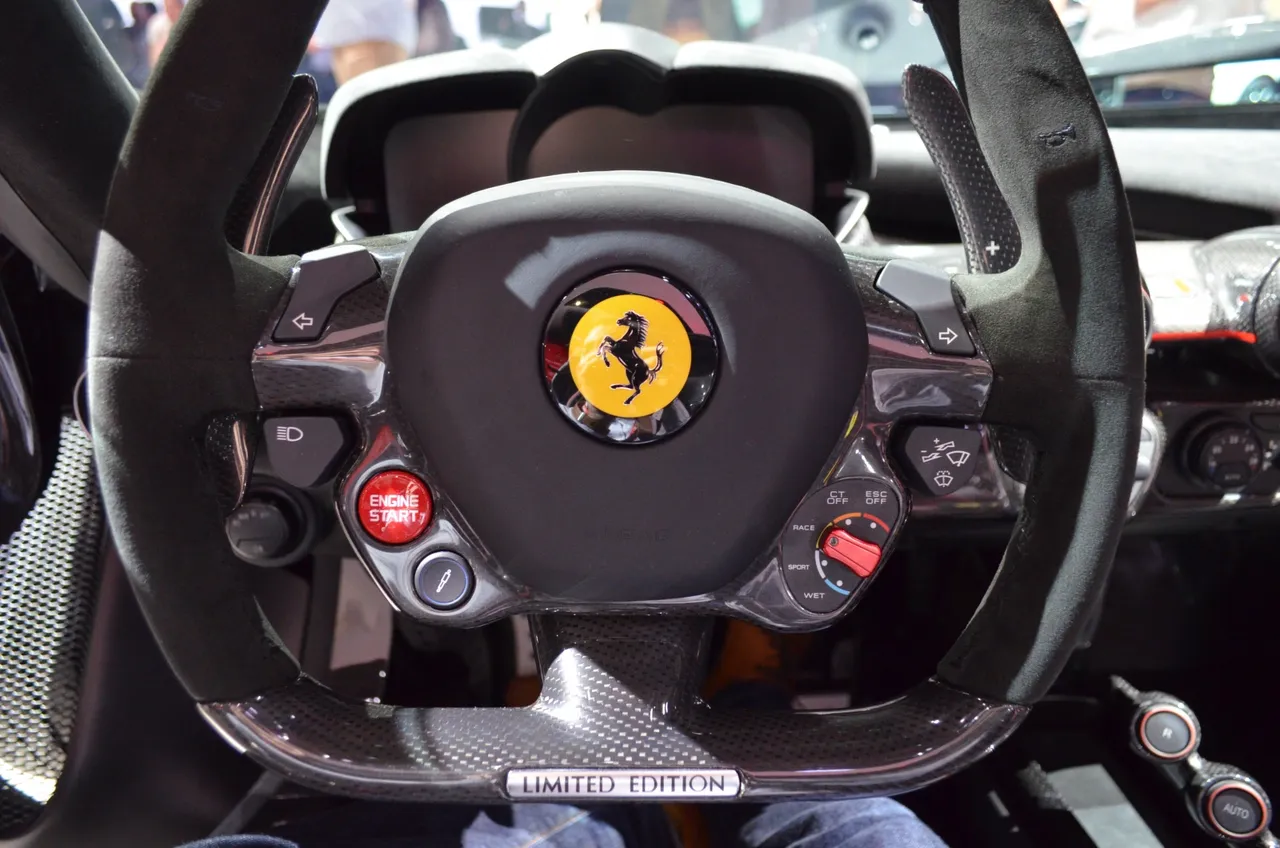 ferrari-laferrari-aperta-steering-wheel.jpg