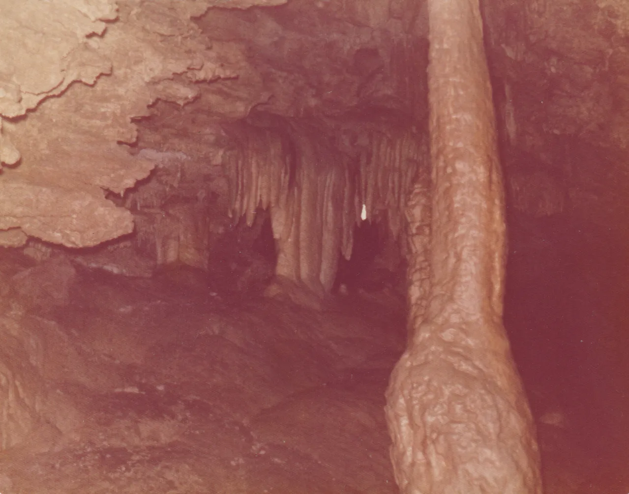 1974-01 - Caves, these 6pics aren't dated, but might be Jan 74, Richard Morehead Family Trip, 6pics-4.png
