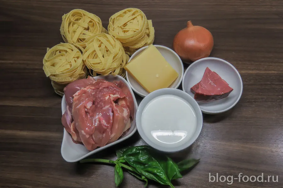 Tagliatelle with chicken in a creamy sauce