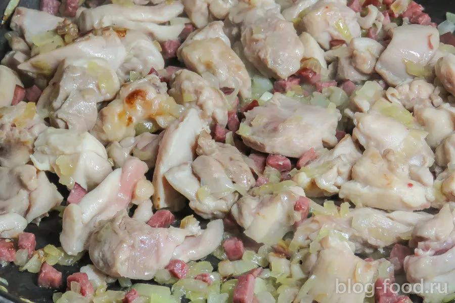 Tagliatelle with chicken in a creamy sauce