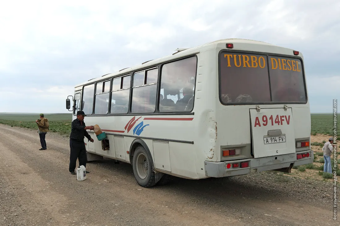 дозаправка автобуса в казахской степи