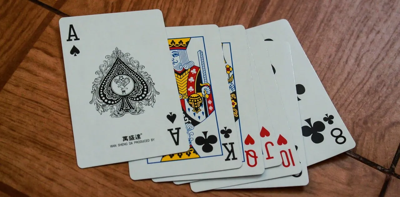 playhighcard_img1_v3.jpg