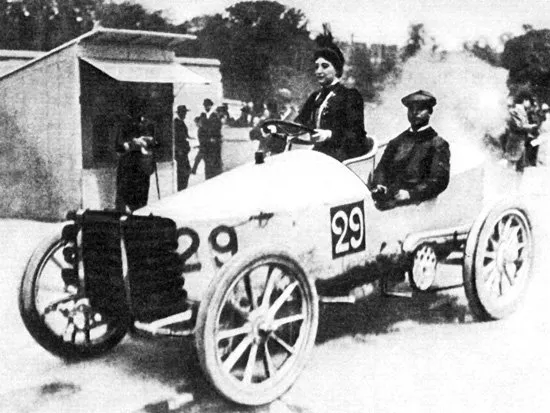 Paris-Madrid_1903_-_Camille_du_Gast_pilots_her_30_hp_De_Dietrich,_with_starting_number_29.jpg