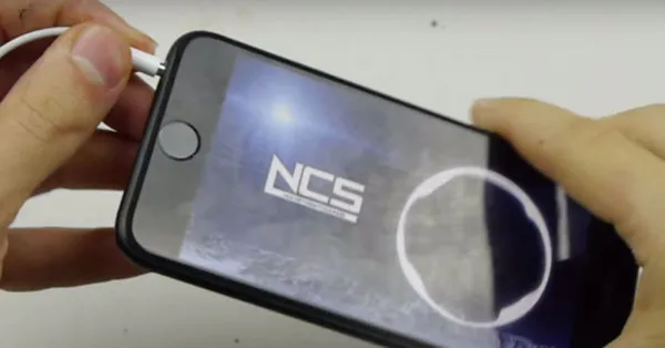 Владельцы-iPhone-7-повелись-на-розыгрыш-и-просверлили-в-новых-телефонах-дырку-для-наушников-4.jpg