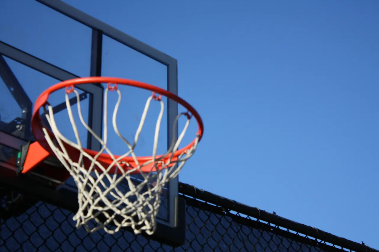 gray-metal-frame-basketball-hoop-system-976837.jpg