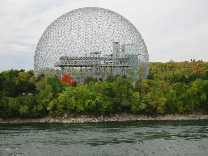 28-33-Worlds-Top-Strangest-Buildings-biosphere.jpg