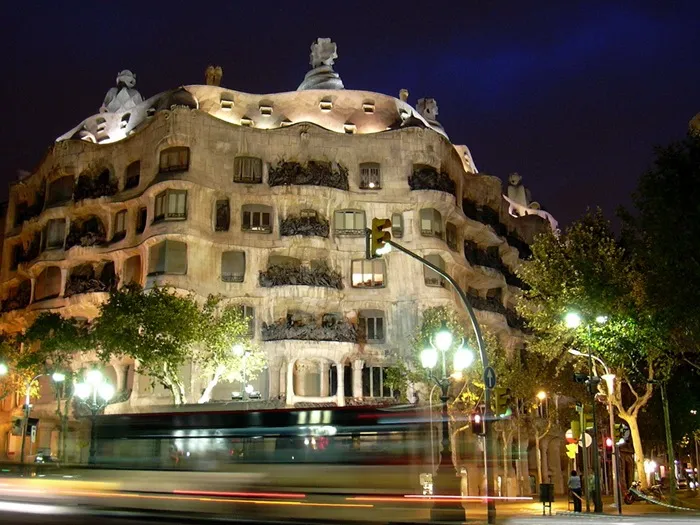 6-33-Worlds-Top-Strangest-Buildings-la-pedrera.jpg