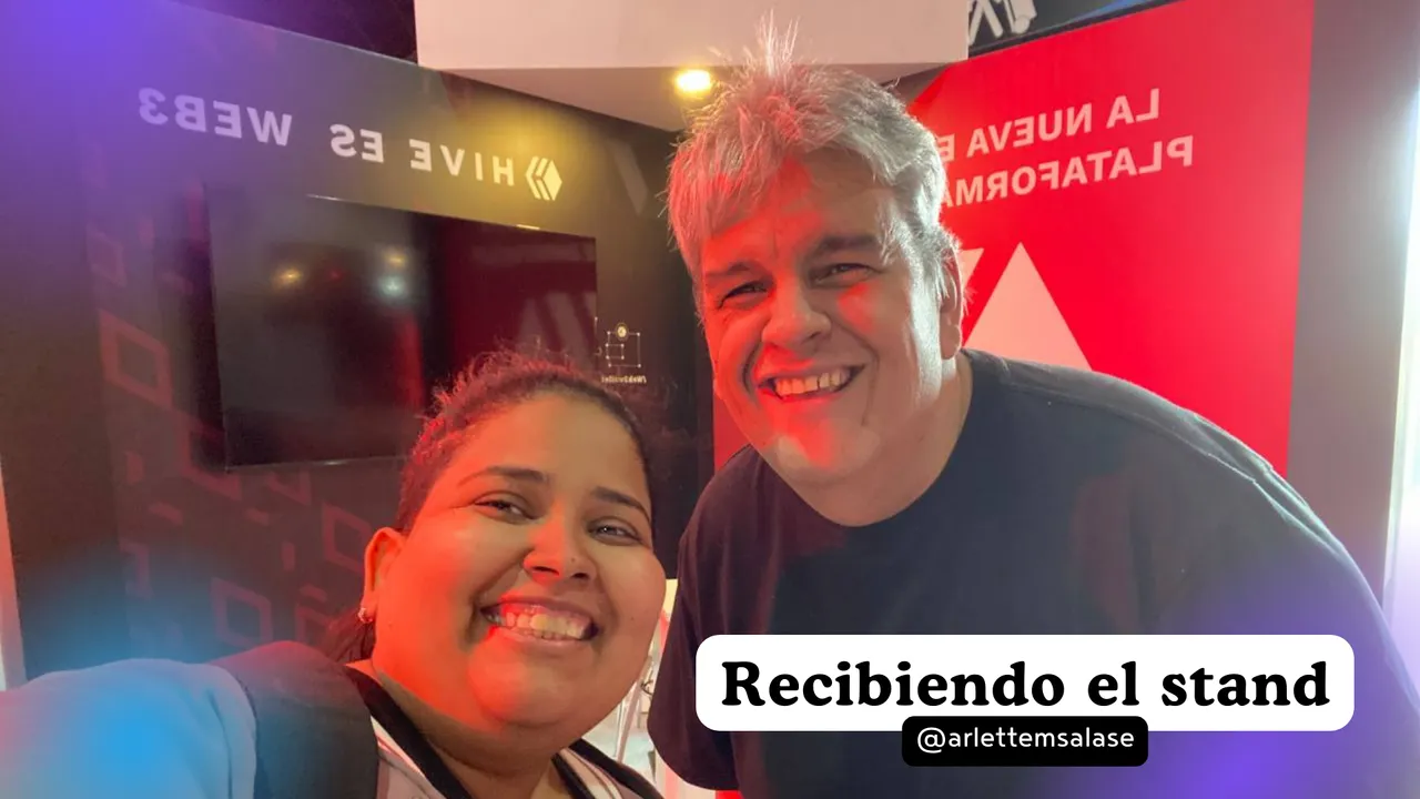 Recibiendo el stand en LABITCONF.png