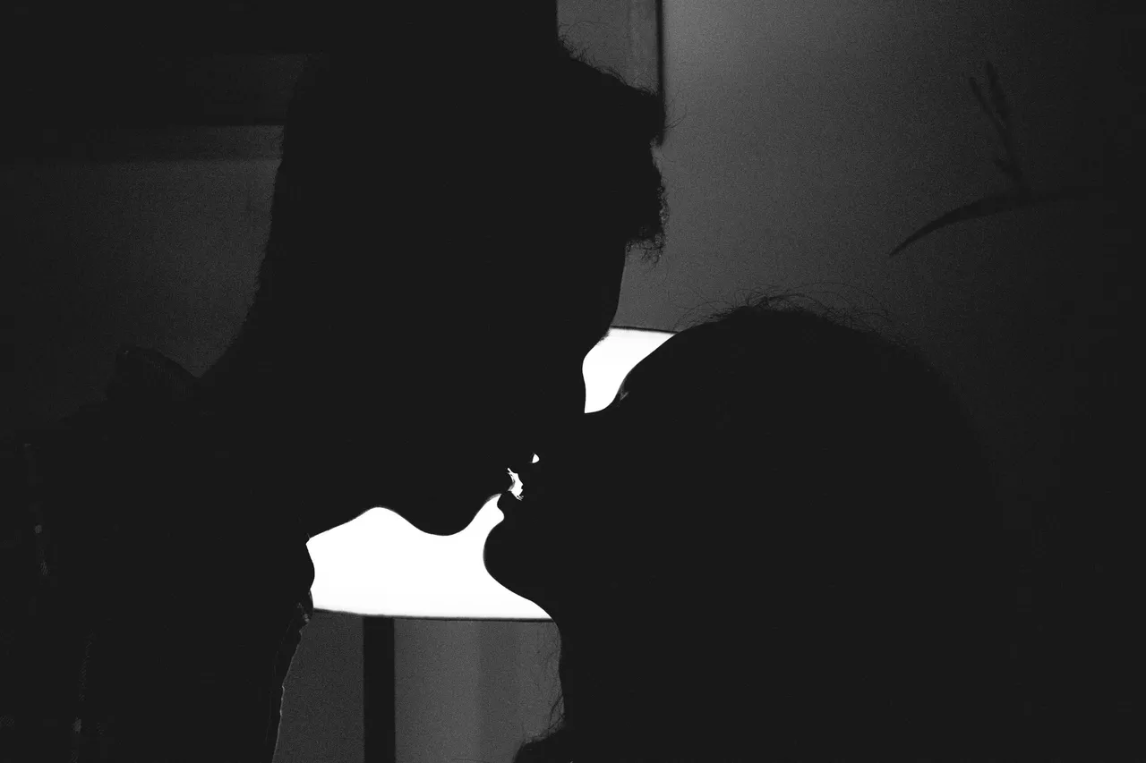 silhouette-photo-of-man-and-woman-kissing-1600128.jpg