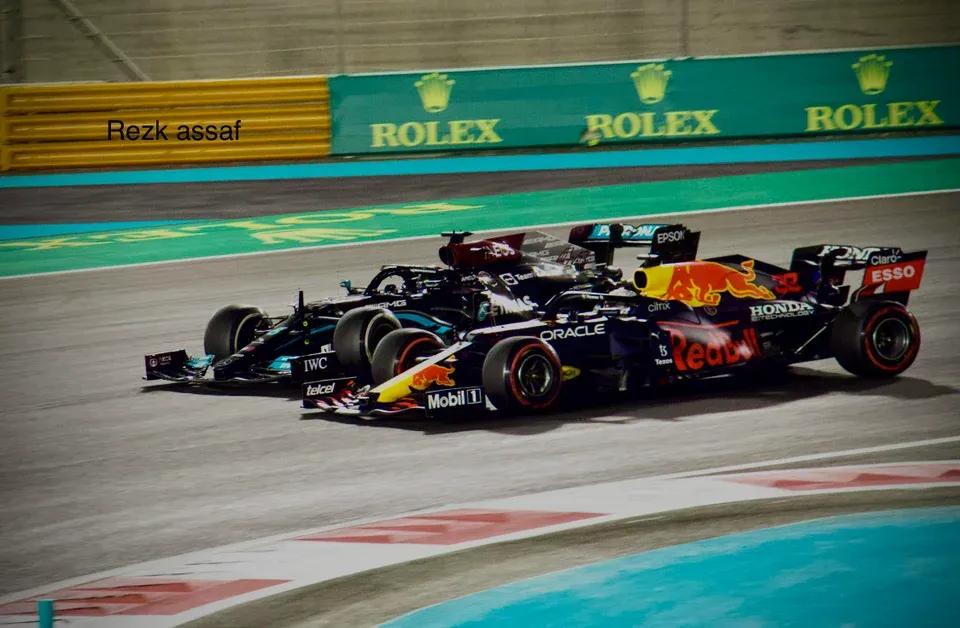 453.-Verstappen-supera-a-Hamilton.webp