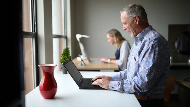 thestandingdesk-lpMKLSi7l0w-unsplash (1).jpg