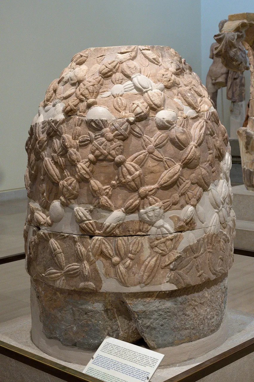 Copy of the Delphic Omphalos. "It most probably reproduced the form of the omphalos that stood in the adyton." Zde, CC BY-SA 4.0, via Wikimedia Commons
