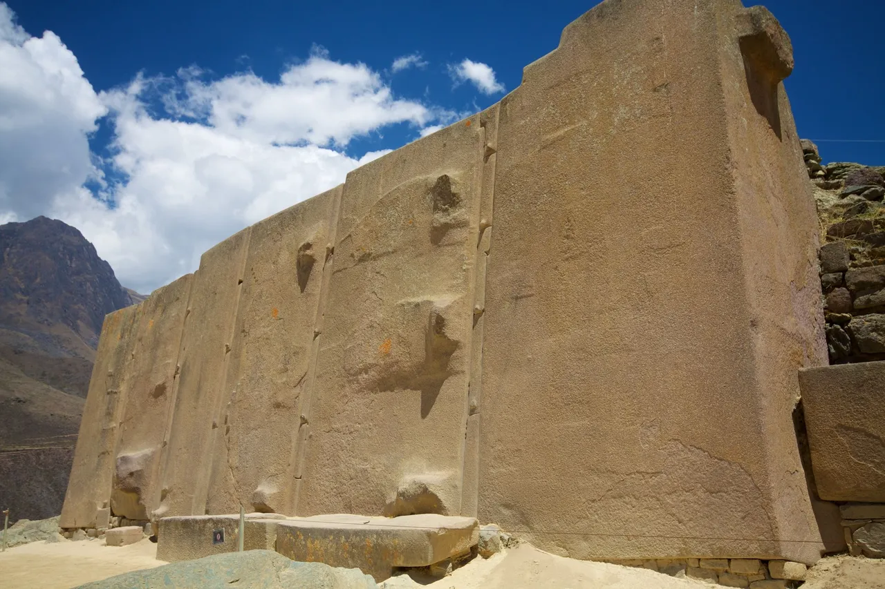 Peru_-_Sacred_Valley_&_Incan_Ruins_238_-_Ollantaytambo_ruins_(8115049949).jpg