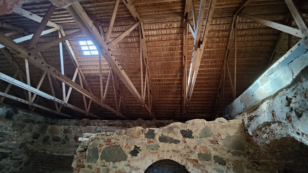 The roof was built to protect it from erosion so it is safe to enter the Kägleholm castle ruin.