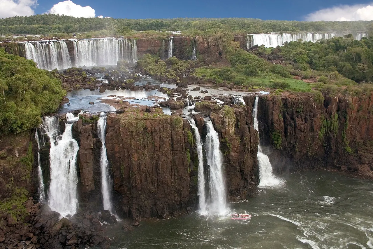 Iguazu_Falls_Cataratas_Argentina_Luca_Galuzzi_2005.jpg