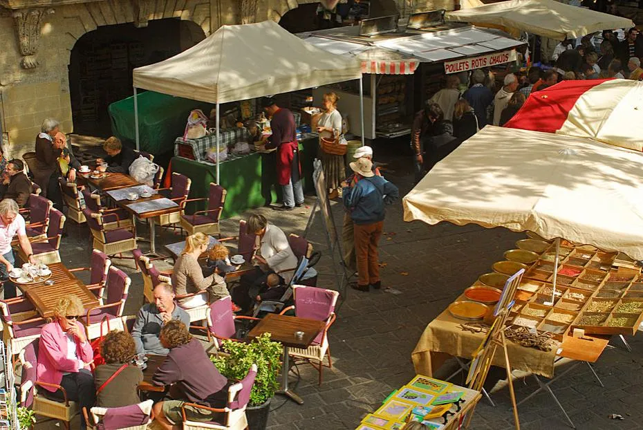 marche-uzes-terrasse-cafe_paragraphe_image_1_sur_1.jpg