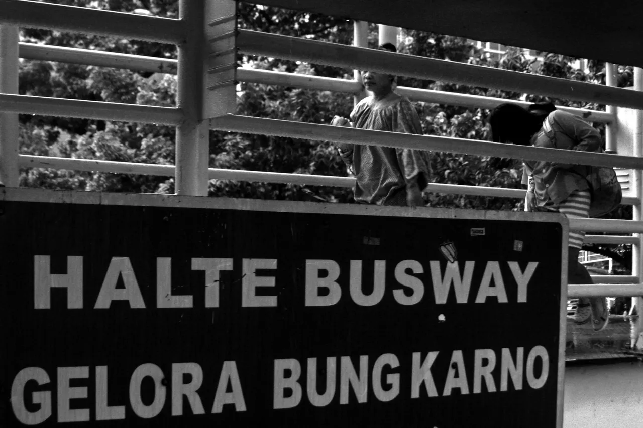 04112012-halte-busway-gelora-bung-karno-jpg-upload.jpg