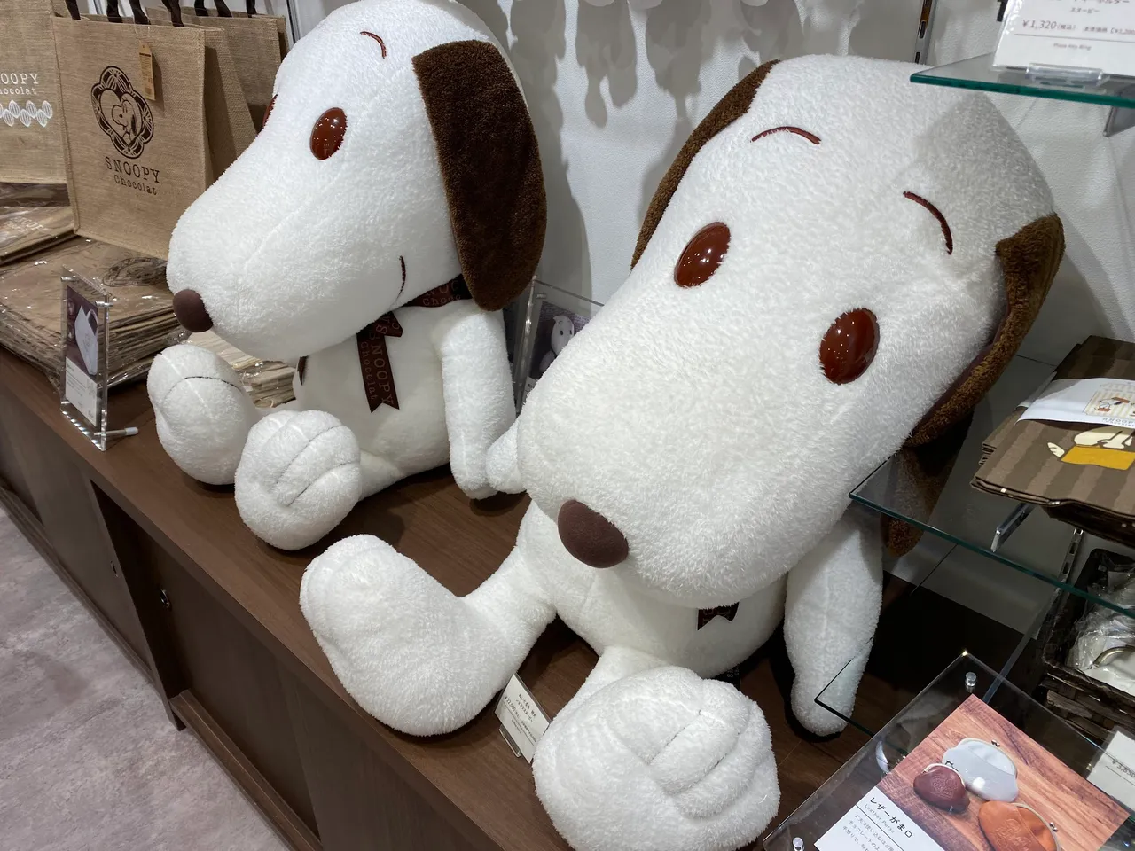 Big Snoopy stuffed toy, somewhat different texture from the snoopy stuffed toy I have won in USJ