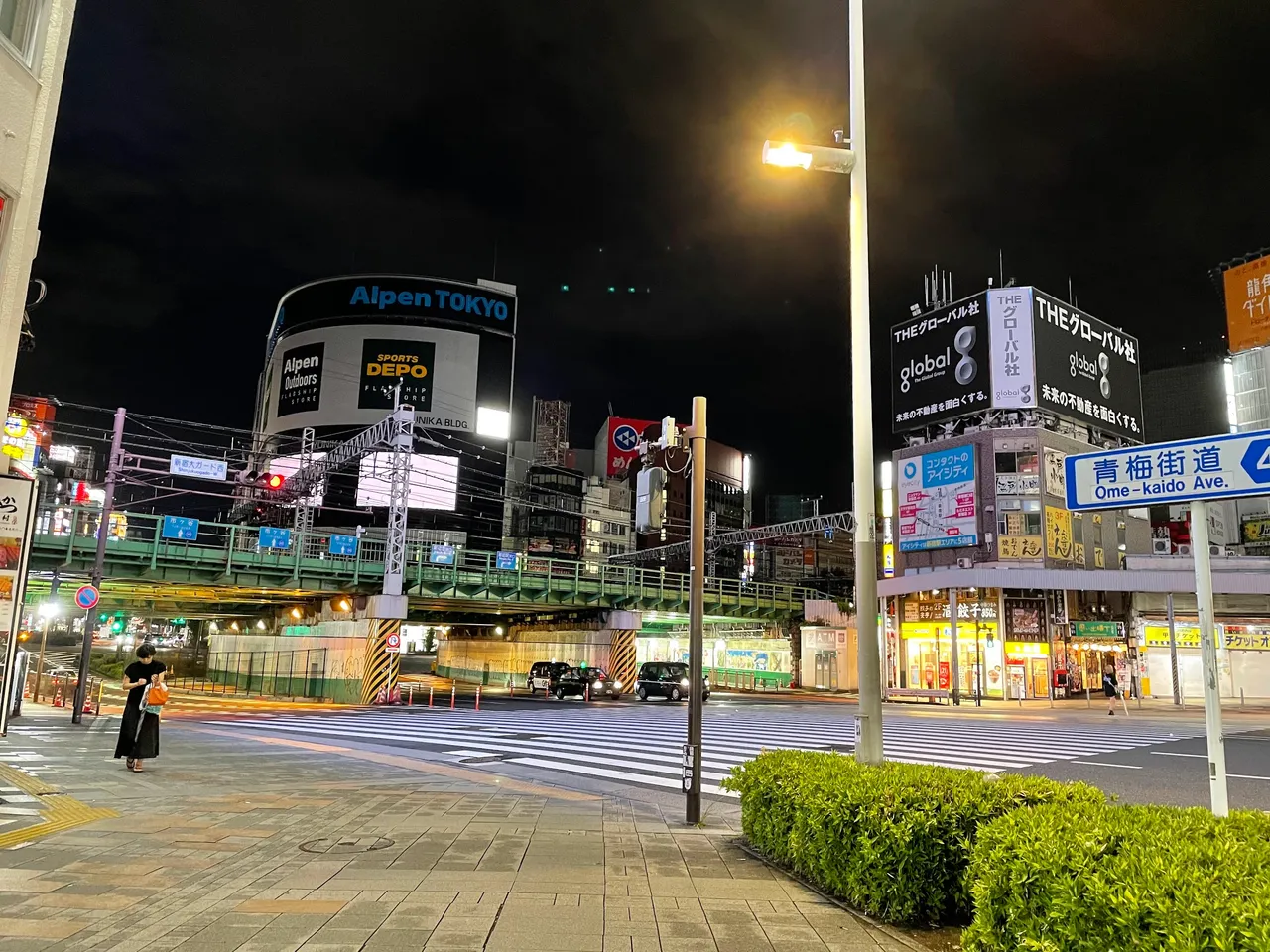 We just crossed the tunnel from Kabukicho and it's so quiet in this side