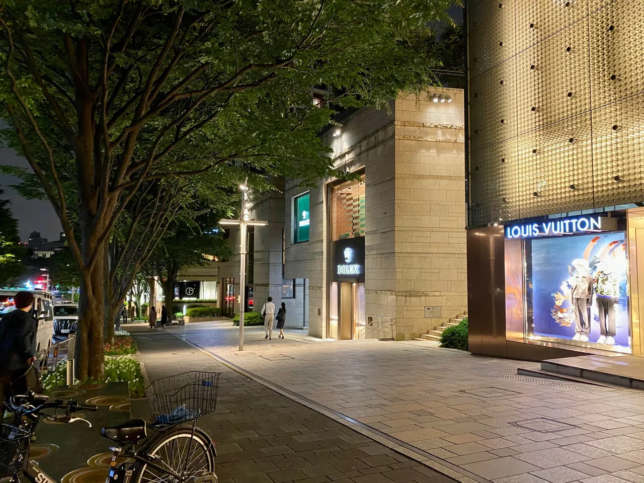 More shops along the side walk