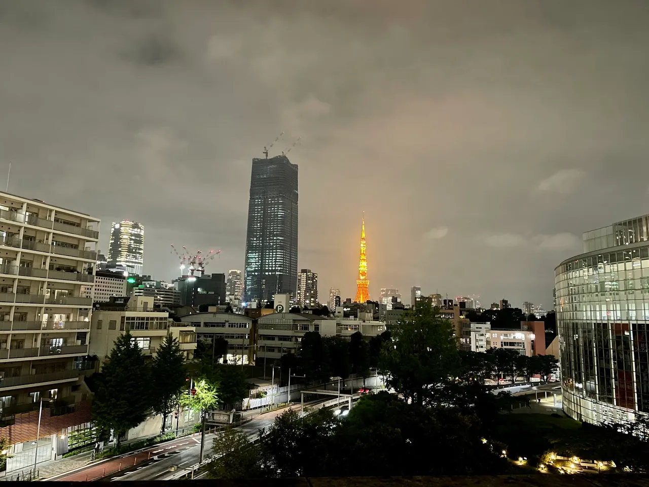 Look at what I found in this hidden rest area! It's the Tokyo Tower!