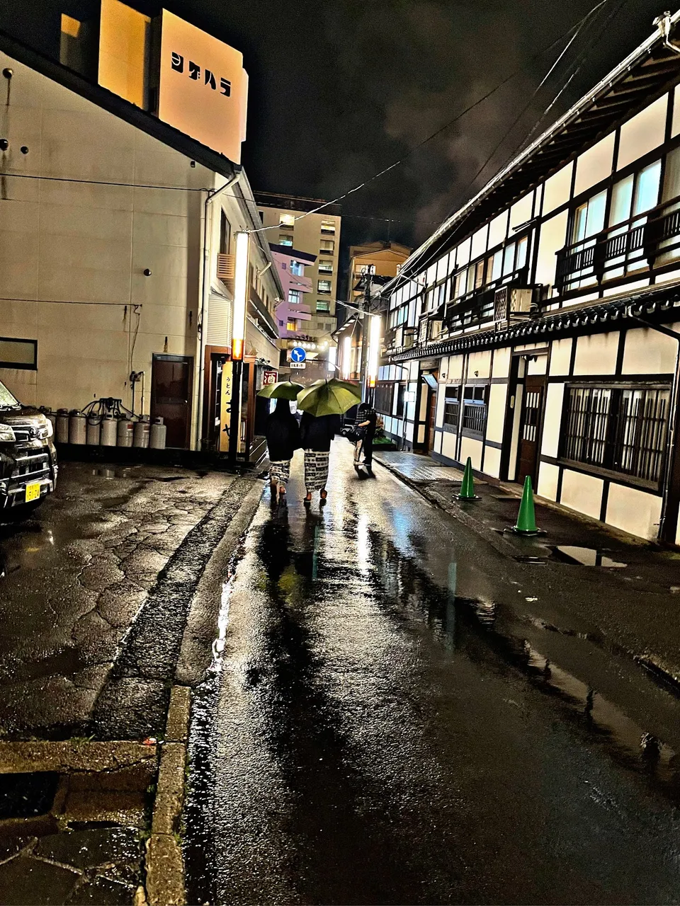 Road leading to Yubatake, view in front of the yakitori shop. Umm, it's so unnatural to see people hugging in public here so I was really kinda taken aback