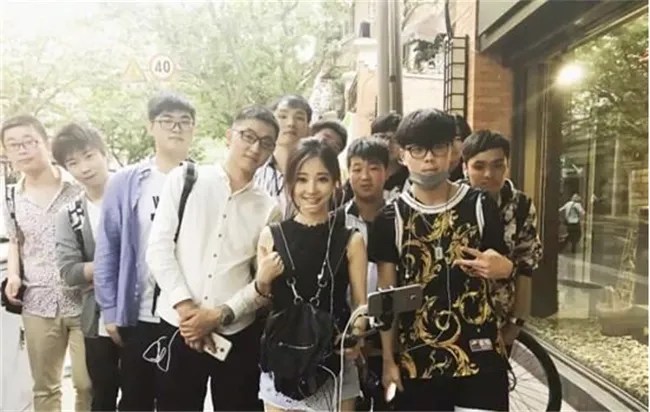 冯提莫：23岁一唱成名，不是明星待遇却比肩当红小花，怪不得她不想出道