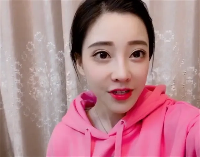 冯提莫：23岁一唱成名，不是明星待遇却比肩当红小花，怪不得她不想出道