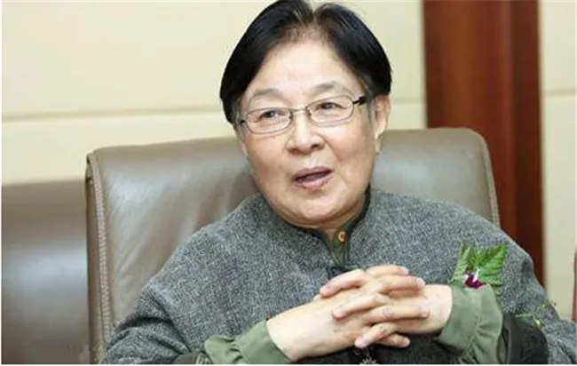 83岁谷建芬仍坚持创作，女婿如半子相当贴心，外孙女也懂事