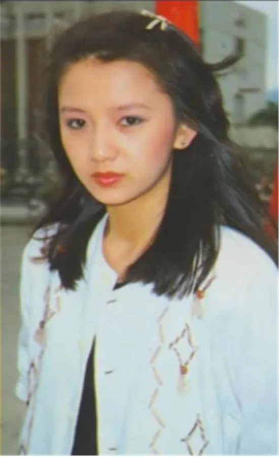 TVB当家花旦曾华倩美貌依旧，风韵更胜当年，儿子更是高大挺拔