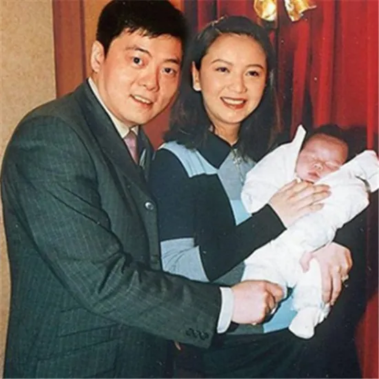 TVB当家花旦曾华倩美貌依旧，风韵更胜当年，儿子更是高大挺拔