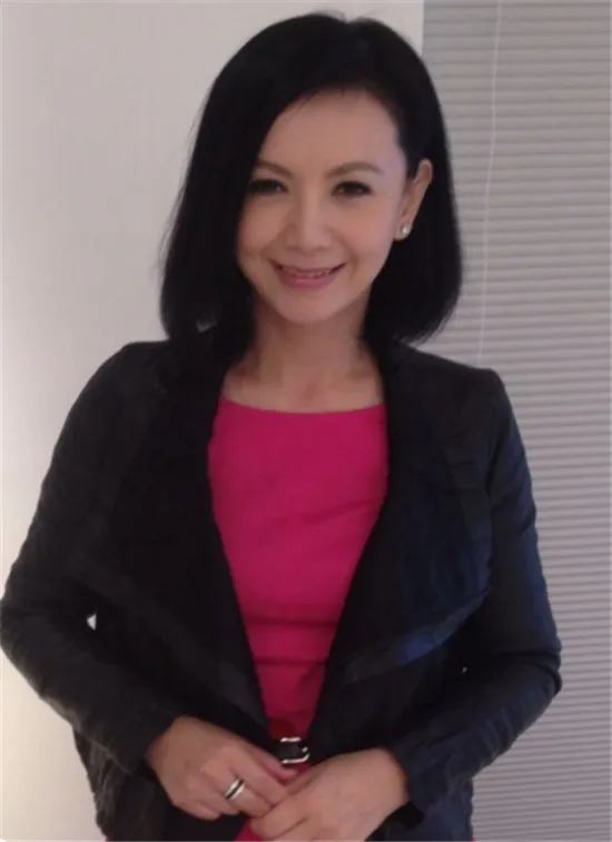 TVB当家花旦曾华倩美貌依旧，风韵更胜当年，儿子更是高大挺拔