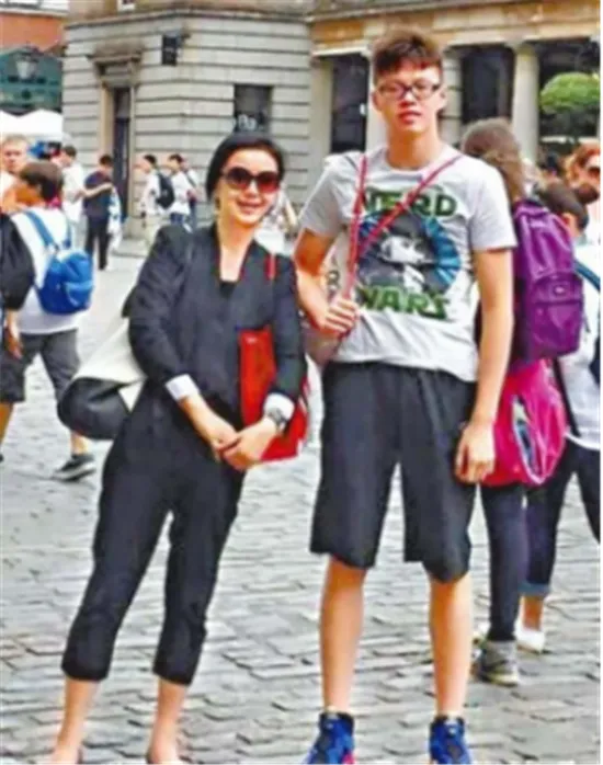 TVB当家花旦曾华倩美貌依旧，风韵更胜当年，儿子更是高大挺拔