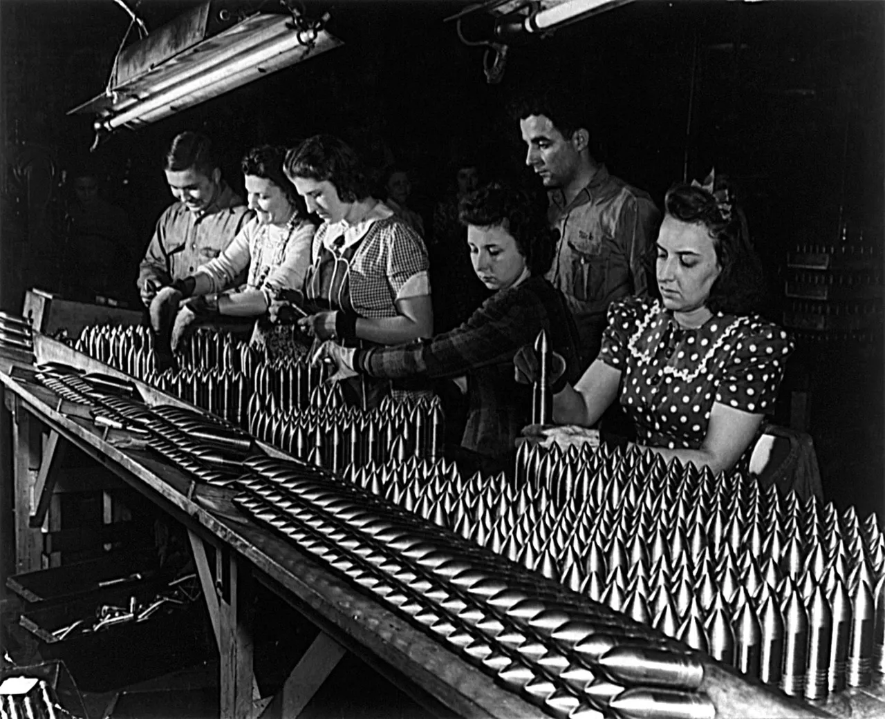 Women_aluminum_shells_wwii.jpg