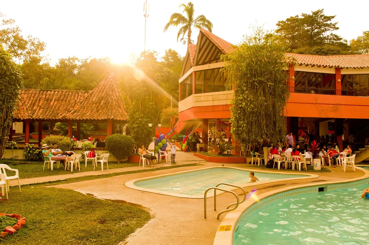 pool320560_1280.jpg