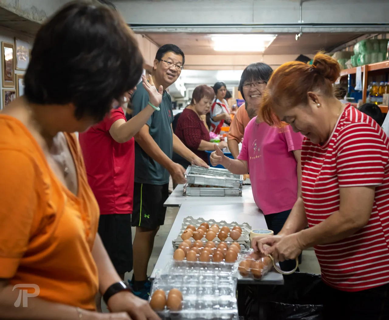 Repackaging eggs from bulk packaging into packs of ten