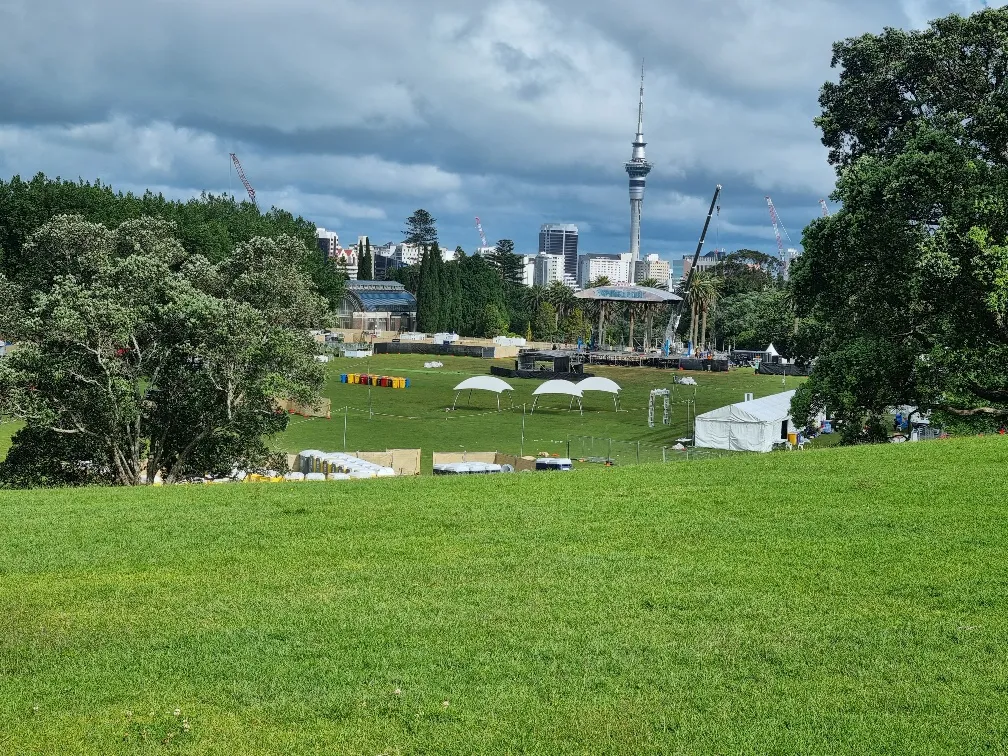 Auckland domain and winter gardensI had seen @run.vince.run strava run maps on his Strava2hive posts many times and decided if it’s good enough for the local to run there maybe @consciouscat and I should do our weekly long run there and check it out.It was only a couple of kilometres from our accommodation so that and a few lap of the domain should work well.The plan was solid but this Sunday morning was busy some major event settling up blocked roadways and paths. There was also cricket matches and Frisbee tournaments, it was all happening.The run was pleasant enough but as soon as l had clocked enough kilometres, it was even better to just walk around and get a few photos.The winter gardens.