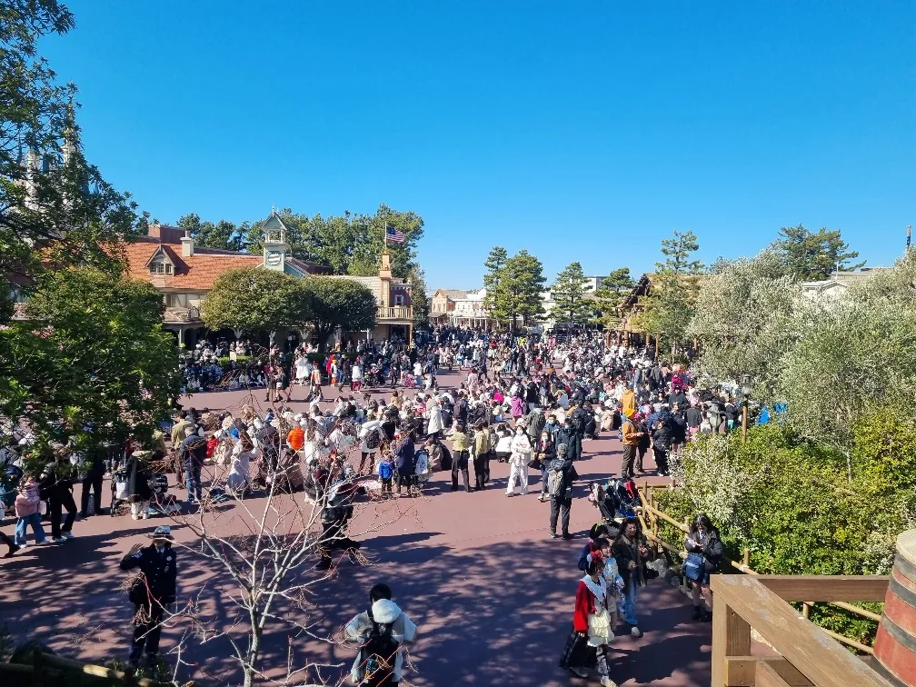 It was about a 20 minute wait which is not too bad for this place as lots of other people has started to get street position for the midday street parade.