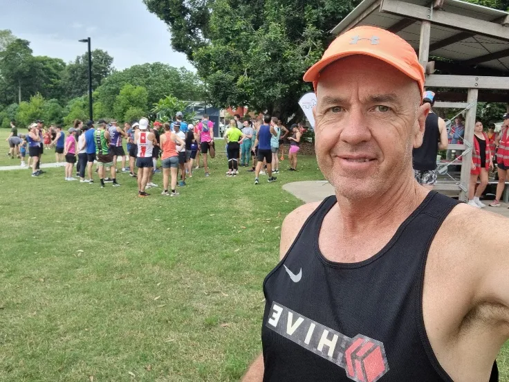 I was pretty early for the 7am started but lots of local showed up late a made a crowd of almost 400 walkers and runners.
