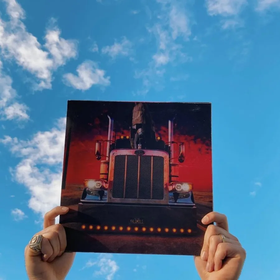 Bad Bunny sujetando su álbum en vinilo | Bad Bunny holding his album in vinyl